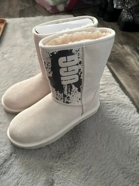 UGG Classic Short Boots in Off-White with Grey Logo